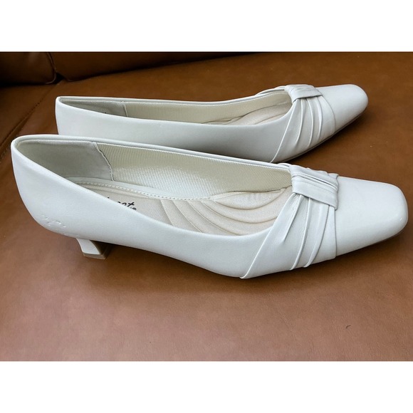 easy street Shoes - Easy Street Waive Pumps Womens 8 Bone Excellent Pleated Square Toe Kitten Heel